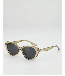 Détail de lunettes de soleil œil de chat vert olive avec rivets et verres foncés