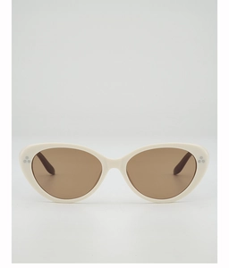 Détail de lunettes de soleil œil-de-chat blanches avec verres bruns et rivets argentés