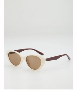 Détail de lunettes oeil-de-chat crème avec verres bruns et branches rouge foncé à rivets