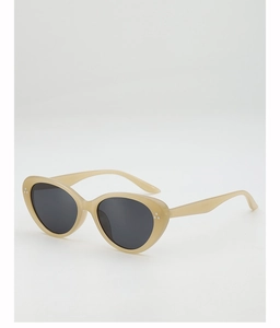 Détail de lunettes de soleil œil-de-chat crème avec rivets argentés et verres foncés