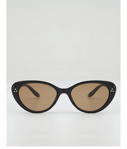 Gros plan sur des lunettes de soleil œil-de-chat rétro avec monture noire et rivets