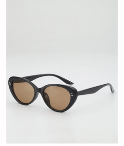 Détail de lunettes de soleil œil de chat avec monture noire et rivets à trois points