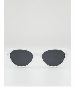 Détails de lunettes œil de chat blanches avec clous argentés et verres foncés