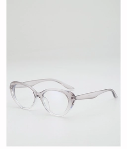Détail d'une monture œil-de-chat gris transparent avec des rivets métalliques élégants