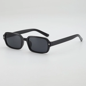 Lunettes de soleil carrées minimalistes verres noirs avec détails étoiles argentées