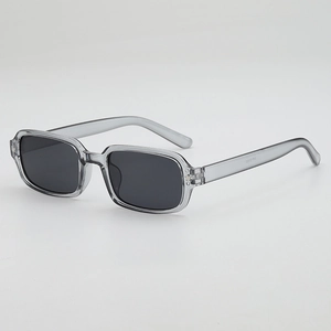 Lunettes de soleil rectangulaires gris translucide chic avec verres foncés et monture