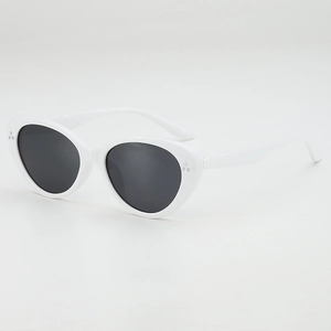 Lunettes de soleil œil-de-chat blanches avec verres foncés et rivets argentés, vue à 45 degrés