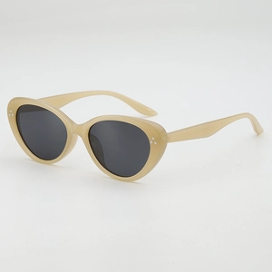 Lunettes de soleil œil de chat rétro en résine crème avec verres gris et clous argentés