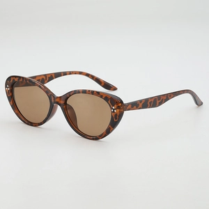 Lunettes de soleil œil de chat écaillées avec verres bruns et rivets argentés chic