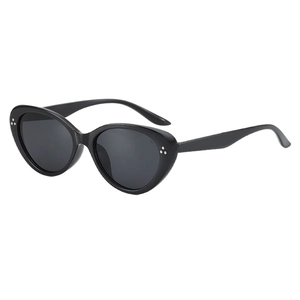 Lunettes de soleil œil-de-chat noires avec verres foncés et détails de clous argentés