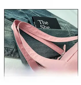 Dettaglio della borsa tote in tela rosa con cuciture rinforzate e cerniera coordinata