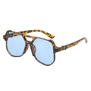 Tortoiseshell pilot oversized sunglasses with light blue lenses for a retro chic look