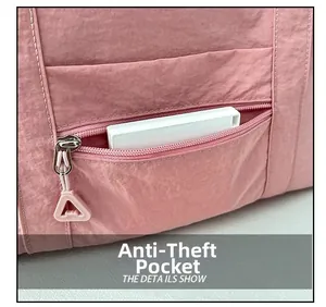 Dettaglio borsa da viaggio in nylon rosa con tasca posteriore antifurto funzionale