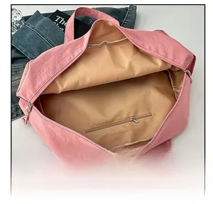 Dettaglio di una grande borsa in tela rosa con tasca interna di sicurezza con zip