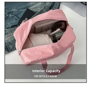Vista interna di una spaziosa borsa a tracolla in tela rosa con grande capacità