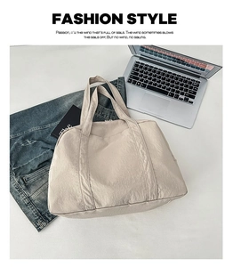 Vista dall'alto di borsa in tela beige con laptop e jeans per uno stile da viaggio