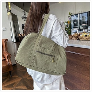 Grande borsa tote in tela verde militare con tasca frontale e tracolla larga