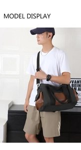 Détail d'un grand sac de voyage en toile noire avec cuir marron et bandoulière large