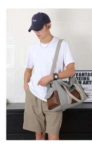 Détail du sac fourre-tout en toile gris-vert et cuir avec large bandoulière de sport