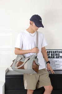 Sac fourre-tout pour homme en toile grise avec détails en cuir et bandoulière large
