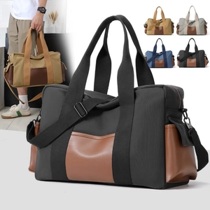 Détail d'un grand sac en toile avec finitions en cuir en plusieurs coloris tendance