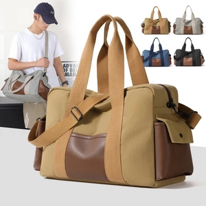 Détail de quatre sacs de voyage en toile montrant le grand volume et la bandoulière réglable