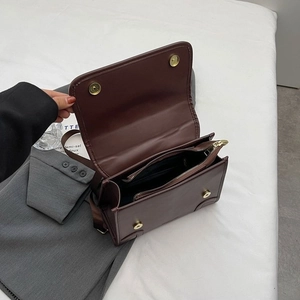 Retro brown leather crossbody bag with flap closure and double inner compartments