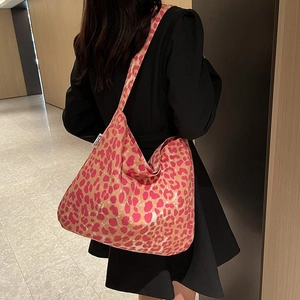 Detail der pinkfarbenen Leopard-Hobo-Tasche mit seitlichem Logo und geräumigem Canvas-Design