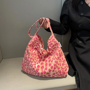 Detailansicht einer rosa Canvas-Tragetasche mit Leopardenmuster und EMIS-Etikett
