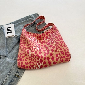 Detailaufnahme der Canvas-Tasche mit Leopardenmuster, Jeansjacke und Lifestyle-Karte