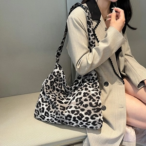 Hobo-Tasche mit Leopardenmuster, getragen von Model zum khakifarbenen Blazer-Outfit