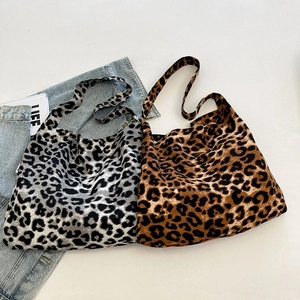 Nahaufnahme der Leopardenmuster-Tote-Bags in Braun und Grau aus Strickgewebe