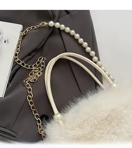 Détails de sac à main en peluche avec bandoulière perle et chaîne dorée élégante