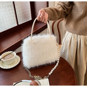 Sac à main blanc en fausse fourrure avec poignée en perles et chaîne dorée élégante