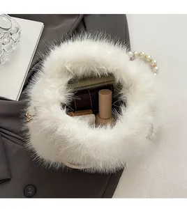 Vue détaillée de l'intérieur du sac en peluche montrant la doublure et la capacité