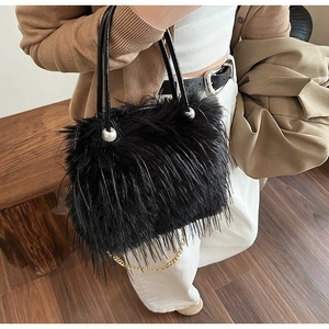 Sac à main d'hiver en fausse fourrure noire avec texture pelucheuse et détails en perles