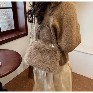 Détail du sac cabas en fausse fourrure marron avec perles et bandoulière en perles