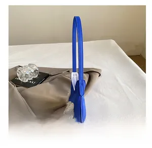 Dettaglio borsa a tracolla in nylon blu con frange di strass argento e cuciture strette