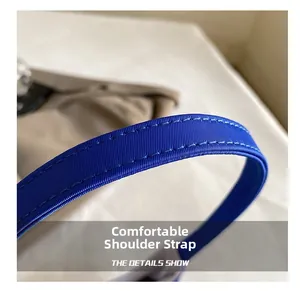 Dettaglio della doppia cucitura di alta qualità sulla tracolla in nylon blu resistente