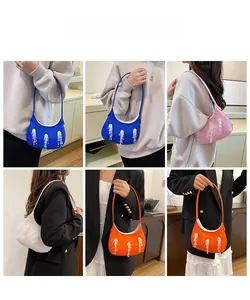 Dettagli di borse hobo in nylon alla moda in blu rosa arancione e bianco con nappe