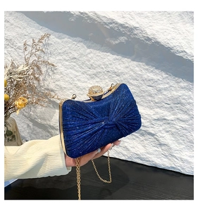 Détail du sac de soirée à paillettes bleu marine avec fermoir cristal et chaîne dorée