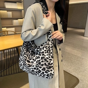 Schicke Damen-Einkaufstasche mit Leopardenmuster kombiniert mit einem stylischen beigen Mantel
