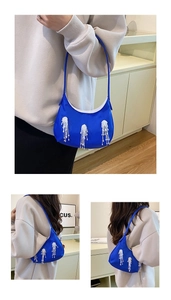 Dettaglio borsa hobo blu brillante con frange di perline bianche e trama in nylon