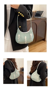 Vista dettagliata della borsa hobo verde chiaro con eleganti frange bianche in finta pelle