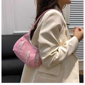 Borsa a tracolla in nylon rosa con frange di perle e design moderno a mezzaluna