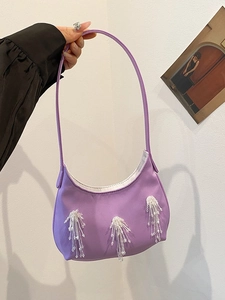 Dettaglio della borsa hobo in nylon viola chiaro con nappe di perline bianche