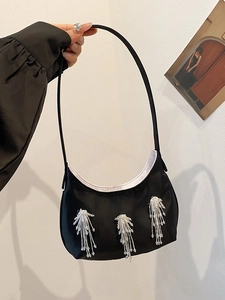 Dettaglio della borsa dumpling in nylon nero con frange di perline argento e cerniera lampo