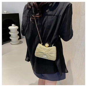 Pochette de soirée dorée scintillante avec design plissé et fine bandoulière chaîne dorée
