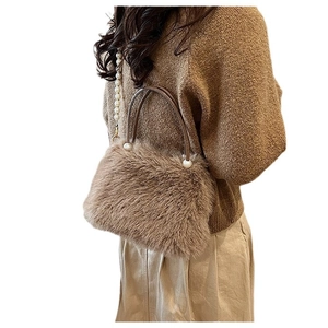 Sac bandoulière d'hiver en fausse fourrure marron kaki avec bandoulière perles sur mannequin