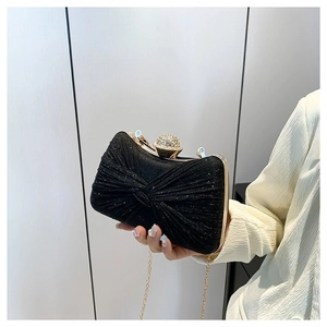 Pochette de soirée chic en sequins noirs avec nœud plissé et chaîne dorée